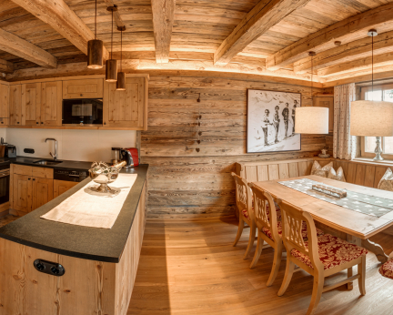 Helle Holzstube mit Küche im Premium Chalet
